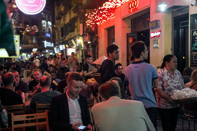 Hà Nội yêu cầu giãn cách chỗ ngồi ở quán bia ảnh 1 Các cửa hàng trên phố Tạ Hiện, quận Hoàn Kiếm vào cuối tháng 4/2020. Ảnh: Lâm Lê.