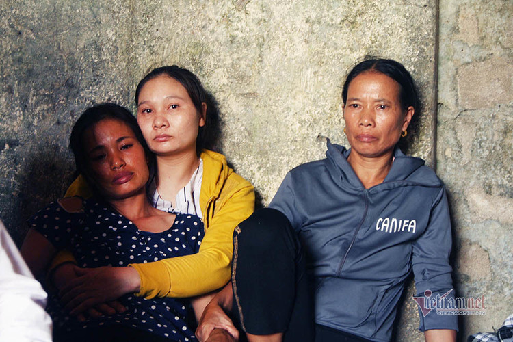 Mẹ khóc ngất gọi con thơ 5 tuổi bị trói tay, bỏ đói đến chết