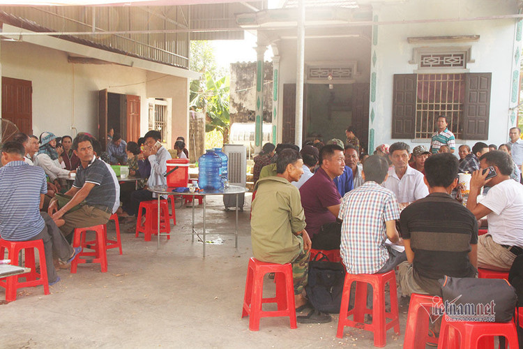 Mẹ khóc ngất gọi con thơ 5 tuổi bị trói tay, bỏ đói đến chết