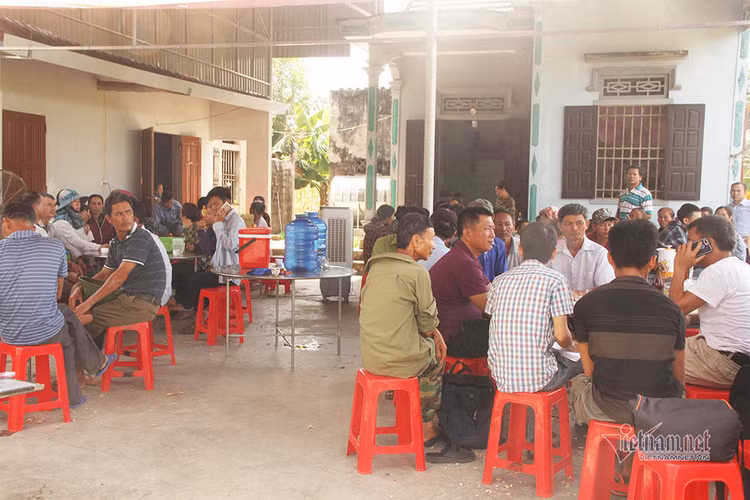 Mẹ khóc ngất gọi con thơ 5 tuổi bị trói tay, bỏ đói đến chết