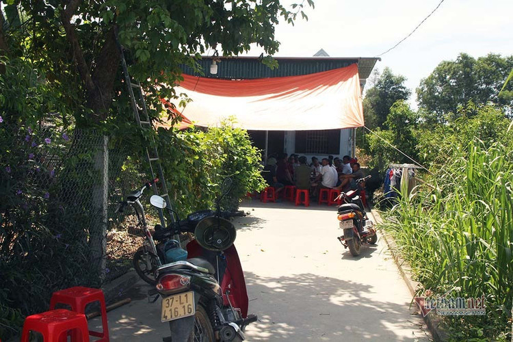 Mẹ khóc ngất gọi con thơ 5 tuổi bị trói tay, bỏ đói đến chết