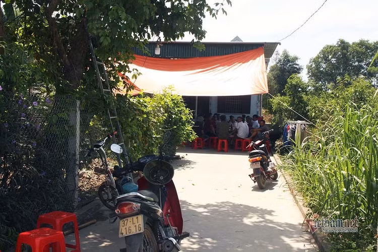 Mẹ khóc ngất gọi con thơ 5 tuổi bị trói tay, bỏ đói đến chết