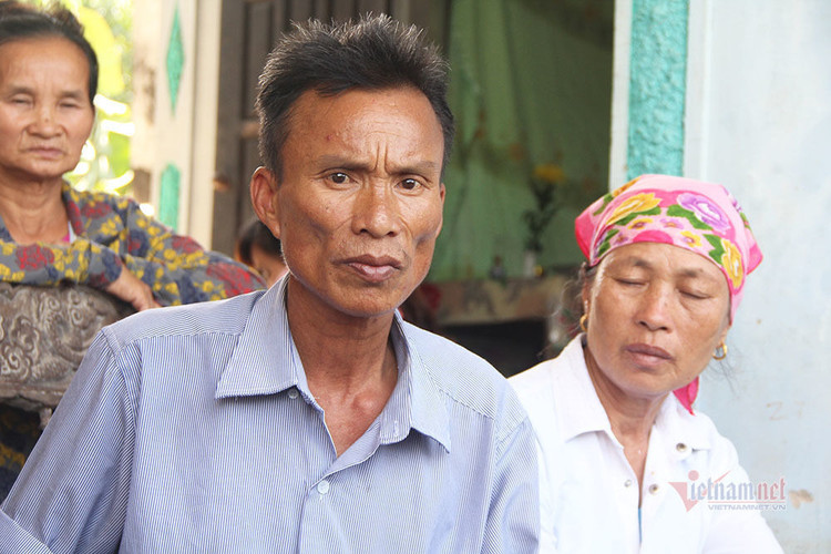 Mẹ khóc ngất gọi con thơ 5 tuổi bị trói tay, bỏ đói đến chết