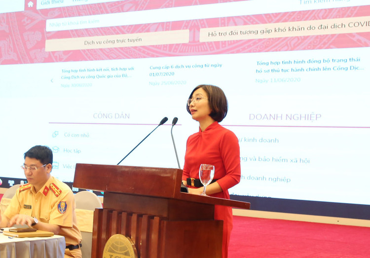 Bà Nguyễn Tuyết Minh giới thiệu trải nghiệm thực tế dịch vụ chứng thực bản sao điện tử từ bản chính. Ảnh: VGP/Hoàng Giang