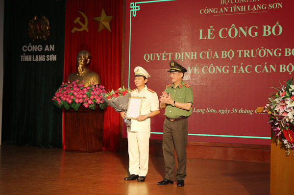 Thứ trưởng Nguyễn Văn Thành trao quyết định và chúc mừng đồng chí Đại tá Thái Hồng Công.