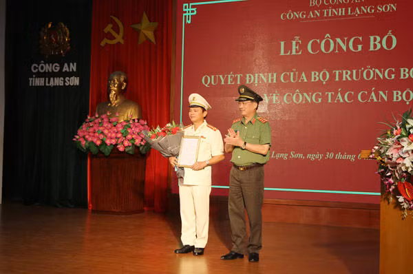 Thứ trưởng Nguyễn Văn Thành trao quyết định và chúc mừng đồng chí Đại tá Thái Hồng Công.