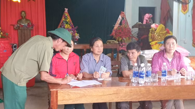 Thực hư việc dân phải nộp lại tiền hỗ trợ của ca sĩ Thủy Tiên cho cán bộ - 4