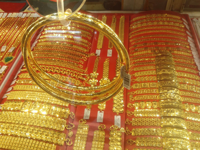 Giá vàng hôm nay 3-9: Lại lao xuống dốc - Ảnh 1.