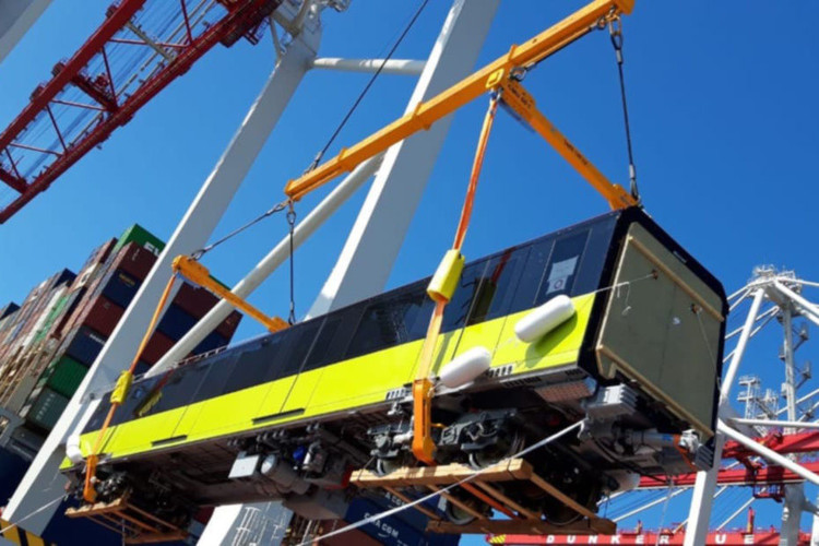 Hình ảnh đoàn tàu đường sắt Nhổn - ga Hà Nội đang từ Pháp về