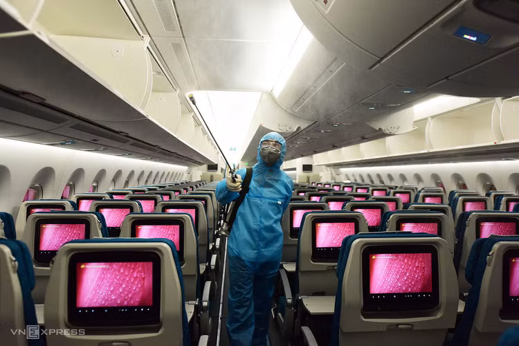 Hãng hàng không Việt Nam triển khai nghiêm ngặt các công tác phòng chống dịch bệnh, như khử trùng toàn bộ các chuyến bay quốc tế, nội địa sau mỗi chuyến bay và trong ngày bay. Ảnh:&nbsp;Giang Huy.