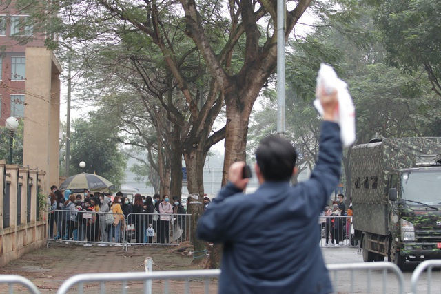 Hà Nội: Người thân tấp nập tiếp tế đồ vào khu cách ly Pháp Vân - Tứ Hiệp - 6