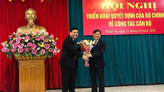 Ông Nguyễn Đắc Vinh, nguyên Bí thư Tỉnh ủy Nghệ An (từ 2016 - 2019), tặng hoa chúc mừng ông Thái Thanh Quý Ảnh CTV