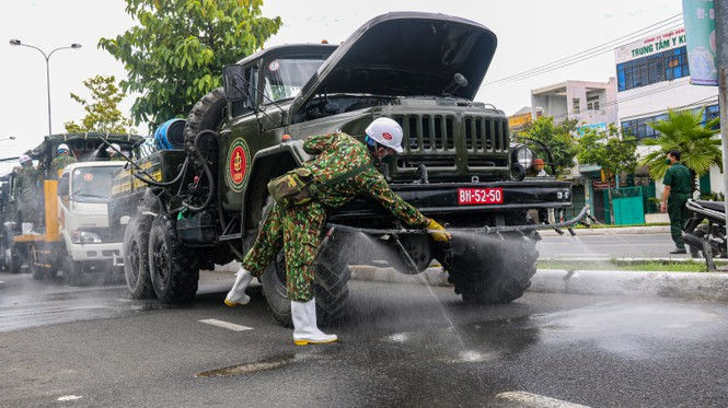 Xem lính hoá học phun khử khuẩn từng góc phố, cành cây, ngọn cỏ ở Sơn Trà - ảnh 3