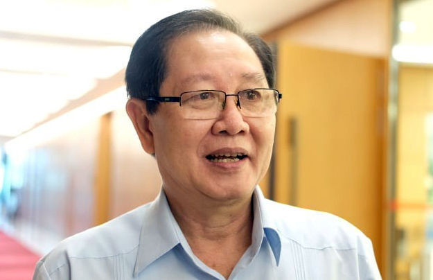 Bộ trưởng Nội vụ Lê Vĩnh Tân bên hành lang Quốc hội sáng 22/5. Ảnh: Hoàng Thùy