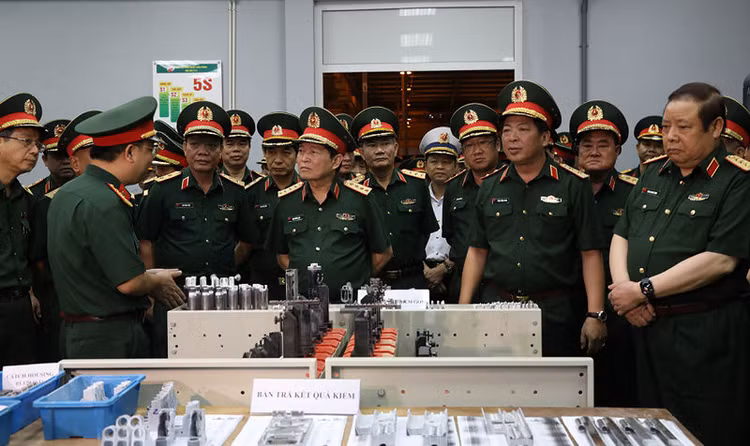 Đại tướng Ngô Xuân Lịch cùng các đại biểu tham quan khu sản xuất Nhà máy Z111