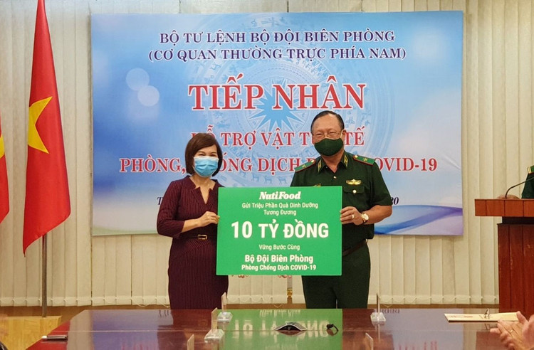 BS Trần Thị Minh Nguyệt, Phó Chủ tịch HĐQT NutiFood trao quà tặng dinh dưỡng với tổng giá trị 10 tỷ đồng cho Thiếu tướng Nguyễn Hoài Phương, Phó Tư lệnh Bộ đội Biên phòng.