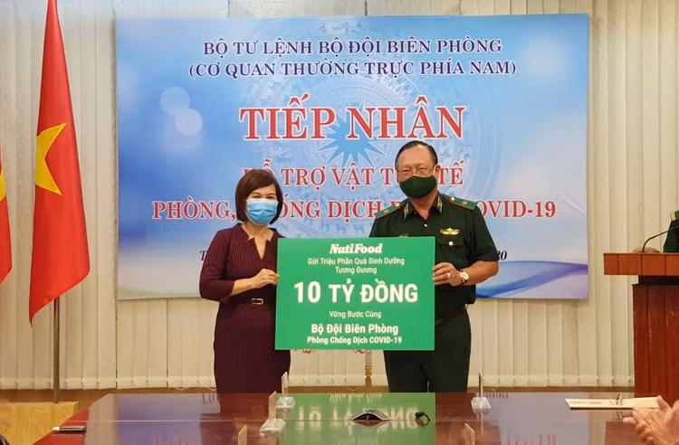 BS Trần Thị Minh Nguyệt, Phó Chủ tịch HĐQT NutiFood trao quà tặng dinh dưỡng với tổng giá trị 10 tỷ đồng cho Thiếu tướng Nguyễn Hoài Phương, Phó Tư lệnh Bộ đội Biên phòng.