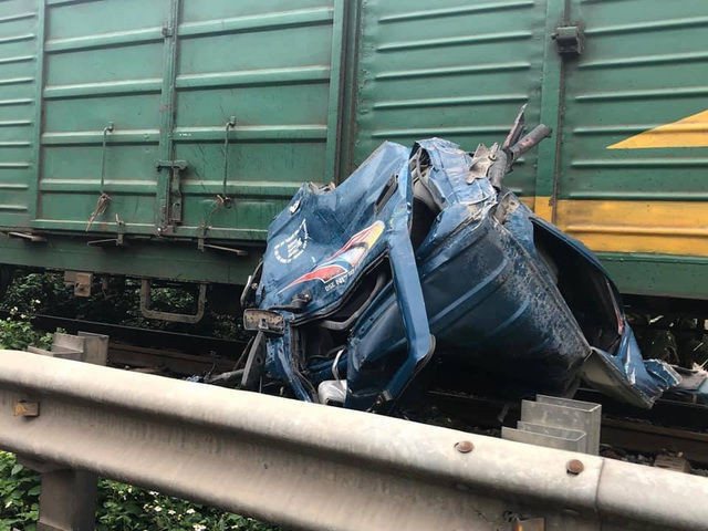 Hà Nội: Ô tô chở cá cố vượt đường sắt, bị tàu hỏa vò nát - 2