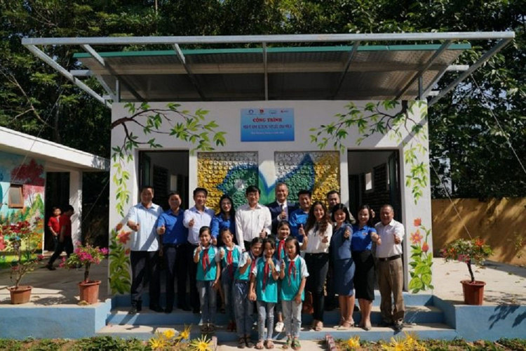 Nhà vệ sinh bằng chai nhựa đầu tiên tại Việt Nam.