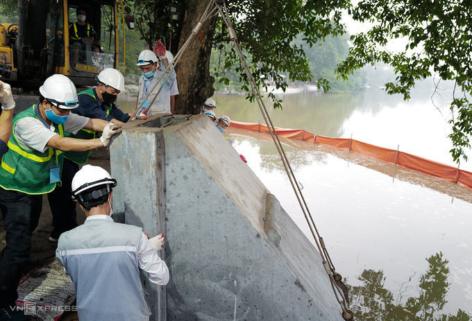 Cấu kiện bê tông cuối cùng được khớp nối vào tuyến kè hồ Gươm sáng 20/8. Ảnh: Ngọc Thành.