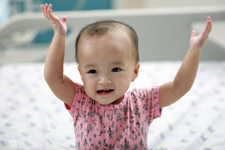 Trúc Nhi, Diệu Nhi tập đứng, tập bò ảnh 10