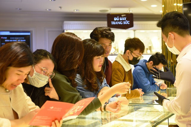 Giá vàng tăng vọt, xác lập mốc cao mới - 1