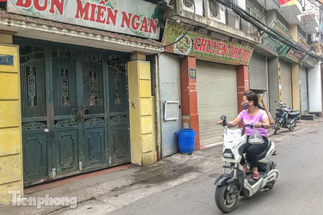 Cách ly ngõ nhỏ nhà nữ tiếp viên hàng không dương tính với Covid-19 - ảnh 8