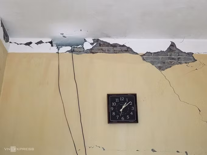 Trụ sở UBND xã Nà Mường bị hư hại do động đất. Ảnh: PCTT Mộc Châu