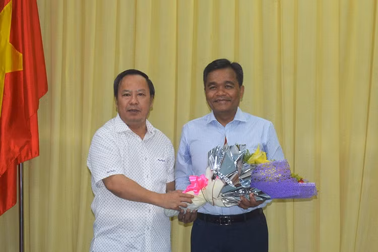 Đồng chí Châu Ngọc Tuấn, Phó Bí thư Tỉnh ủy Gia Lai chúc mừng đồng chí Hồ Văn Niên được chỉ định giữ chức vụ Bí thư Đảng ủy Quân sự tỉnh Gia Lai, nhiệm kỳ 2015-2020.