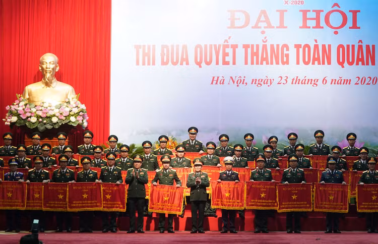 Lãnh đạo Bộ Quốc phòng trao thưởng cho các tập thể và cá nhân có thành tích tiêu biểu xuất sắc - Ảnh: VGP/Quang Hiếu