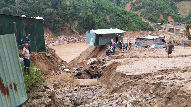 Khẩn cấp tiếp tế lương thực cho hơn 3000 hộ dân bị cô lập - ảnh 2