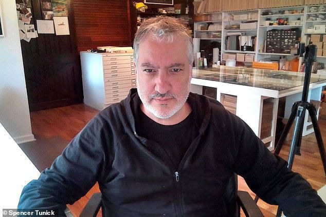 Dự án nhiếp ảnh “khỏa thân... đeo khẩu trang” - 2