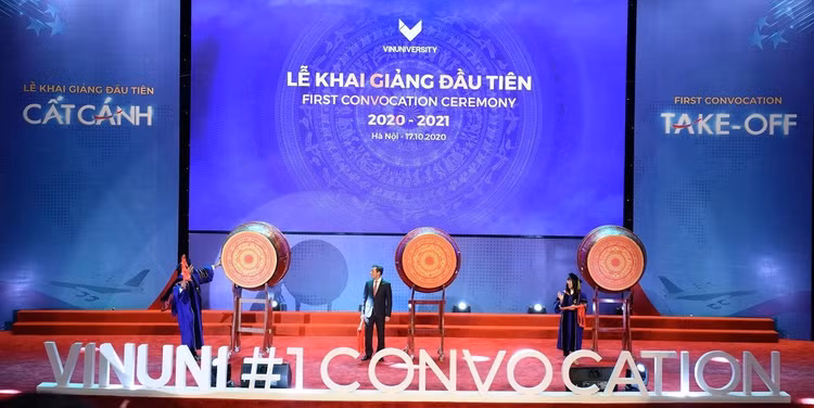 Tiếng trống khai trường vang lên đánh dấu năm học đầu tiên của đại học tinh hoa VinUni chính thức bắt đầu.