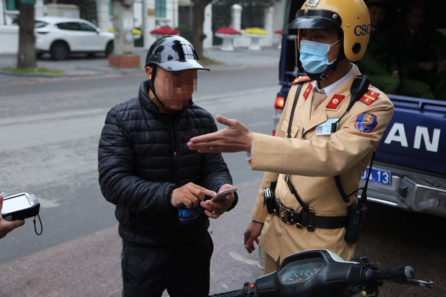  Xem CSGT Hà Nội đo nồng độ cồn giữa dịch corona - 7