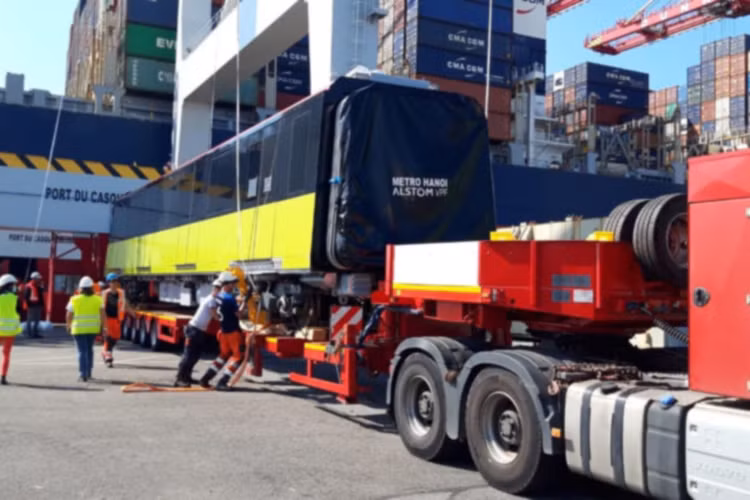 Hình ảnh đoàn tàu đường sắt Nhổn - ga Hà Nội đang từ Pháp về