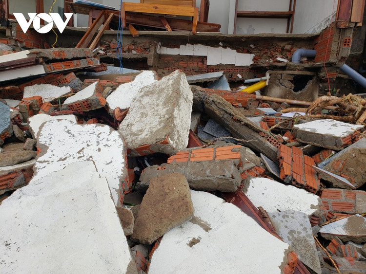 Cập nhật: Bão số 13 cuốn bay mái trường học, "nhổ" bật gốc cây, cuốn trôi nhà dân ảnh 12