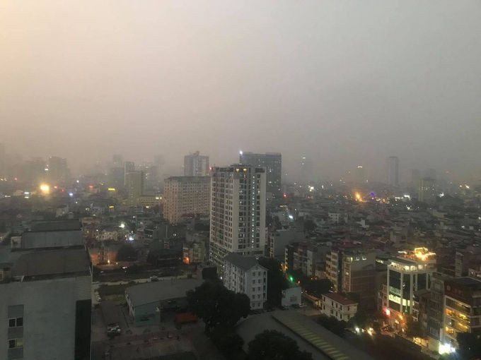 Bầu trời khu vực Cầu Giấy về đêm phủ lớp bụi. Ảnh: Nguyễn Mạnh