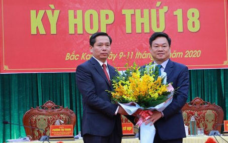 Đồng chí Hoàng Duy Chinh, Bí thư Tỉnh ủy, Trưởng đoàn đại biểu Quốc hội tỉnh Bắc Kạn chúc mừng đồng chí Nguyễn Long Hải được HĐND tỉnh, khóa IX bầu giữ chức Chủ tịch UBND tỉnh, nhiệm kỳ 2016 - 2021.