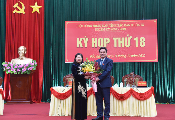 Đồng chí Hoàng Duy Chinh, Bí thư Tỉnh ủy, Trưởng đoàn đại biểu Quốc hội tỉnh Bắc Kạn chúc mừng đồng chí Phương Thị Thanh được HĐND tỉnh khóa IX bầu giữ chức Chủ tịch HĐND tỉnh nhiệm kỳ 2016 - 2021.