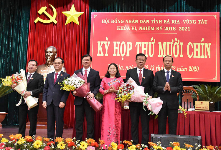 Lãnh đạo tỉnh Bà Rịa - Vũng Tàu chúc mừng đồng chí Nguyễn Công Vinh được bầu giữ chức danh Phó Chủ tịch UBND tỉnh; đồng chí Nguyễn Văn Đồng được bầu giữ chức danh Ủy viên UBND tỉnh và tặng hoa cảm ơn đồng chí Huỳnh Văn Danh.