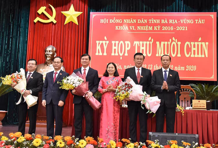 Lãnh đạo tỉnh Bà Rịa - Vũng Tàu chúc mừng đồng chí Nguyễn Công Vinh được bầu giữ chức danh Phó Chủ tịch UBND tỉnh; đồng chí Nguyễn Văn Đồng được bầu giữ chức danh Ủy viên UBND tỉnh và tặng hoa cảm ơn đồng chí Huỳnh Văn Danh.