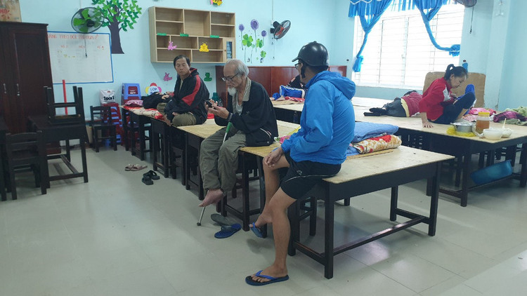 Vùng ven biển đã có gió to, người dân cấp tập chống bão - 15