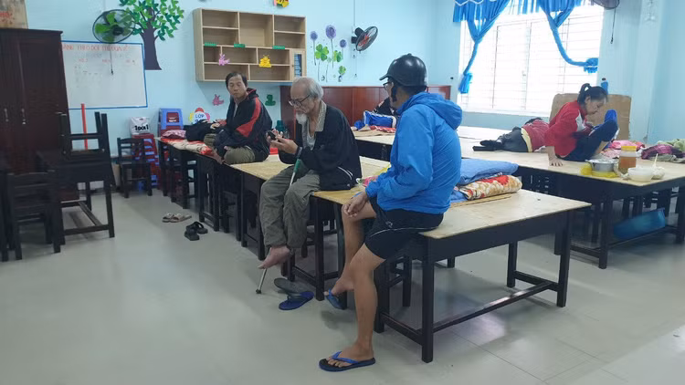 Vùng ven biển đã có gió to, người dân cấp tập chống bão - 15