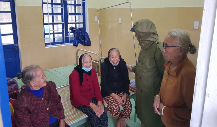 Vùng ven biển đã có gió to, người dân cấp tập chống bão - 19