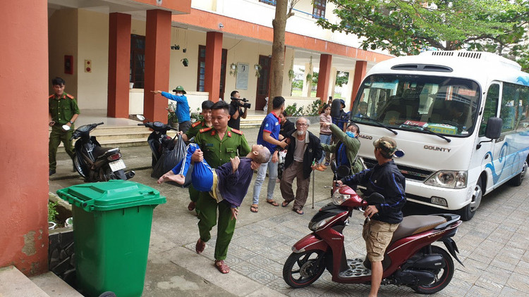 Vùng ven biển đã có gió to, người dân cấp tập chống bão - 14