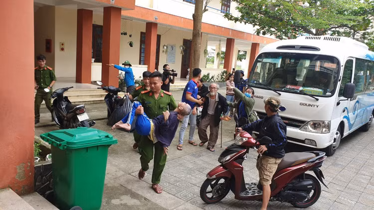 Vùng ven biển đã có gió to, người dân cấp tập chống bão - 14