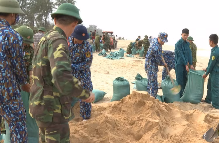 Vùng ven biển đã có gió to, người dân cấp tập chống bão - 1