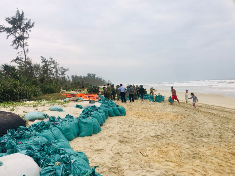 Vùng ven biển đã có gió to, người dân cấp tập chống bão - 6