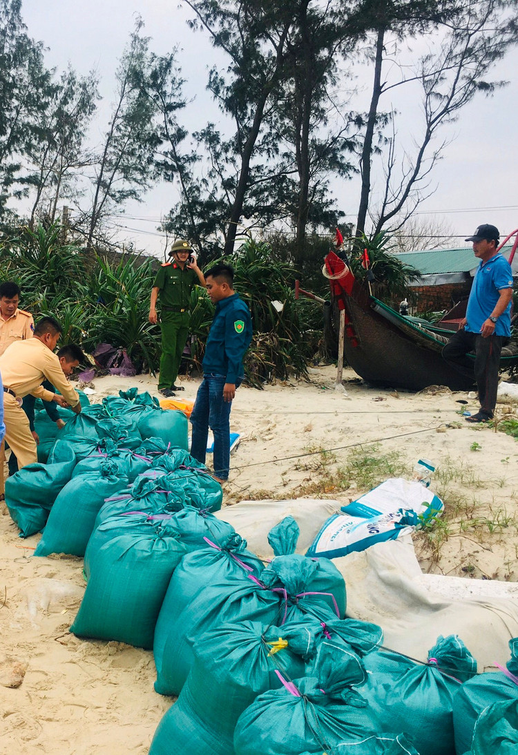 Vùng ven biển đã có gió to, người dân cấp tập chống bão - 5