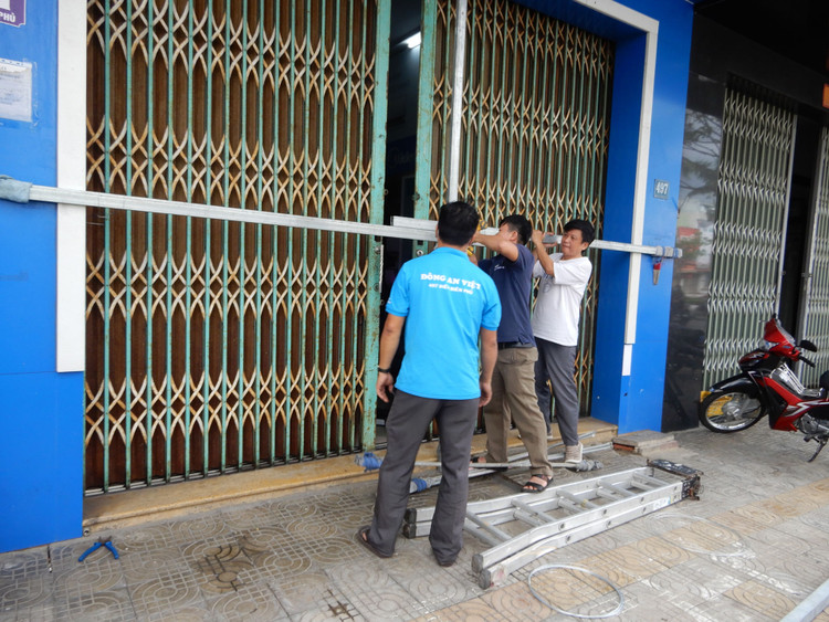 Vùng ven biển đã có gió to, người dân cấp tập chống bão - 12